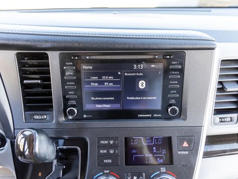 Used 2018 Toyota Sienna XLE image 21