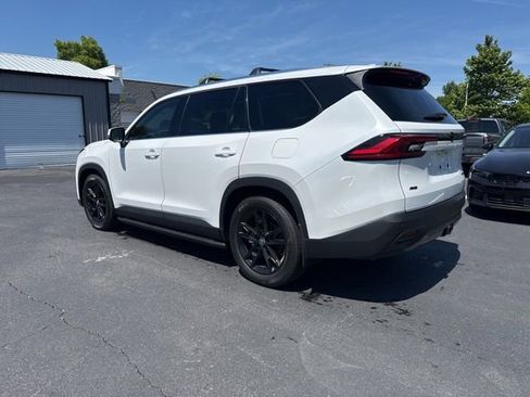 Used 2024 Toyota Grand Highlander AWD image 3