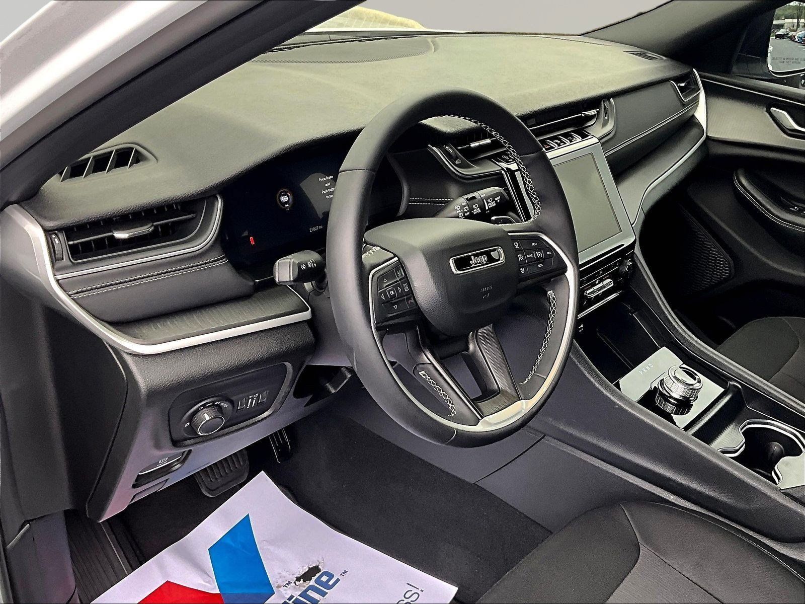 Used 2025 Jeep Grand Cherokee L Laredo w/ Luxury Tech Group I AWD/4WD image 19