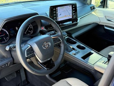 Used 2022 Toyota Sienna Limited image 9