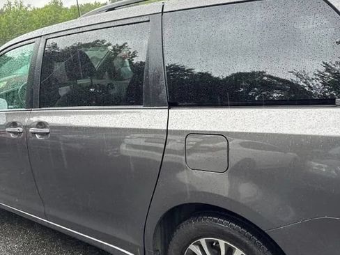 Used 2018 Toyota Sienna XLE w/ XLE Navigation Package FWD image 5
