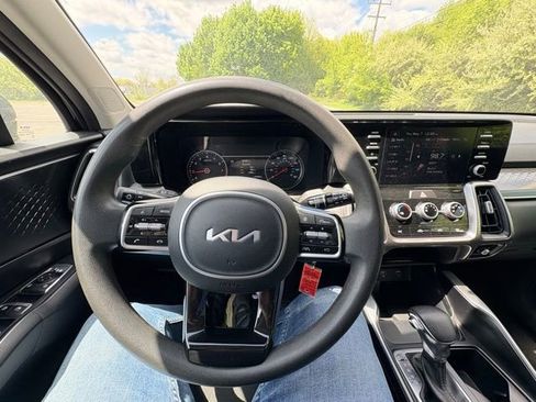 Used 2023 Kia Sorento LX FWD image 14