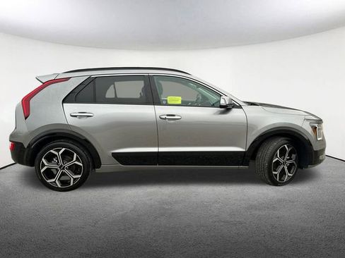 Used 2024 Kia Niro EX Touring image 17