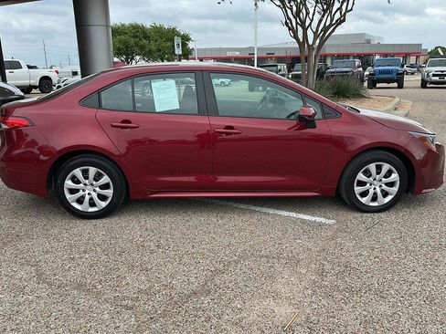 Used 2025 Toyota Corolla LE image 2