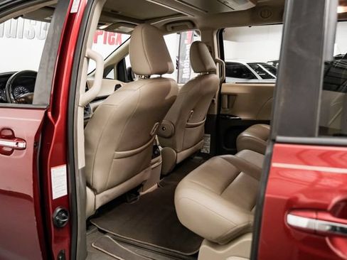 Used 2019 Toyota Sienna XLE Premium FWD image 32