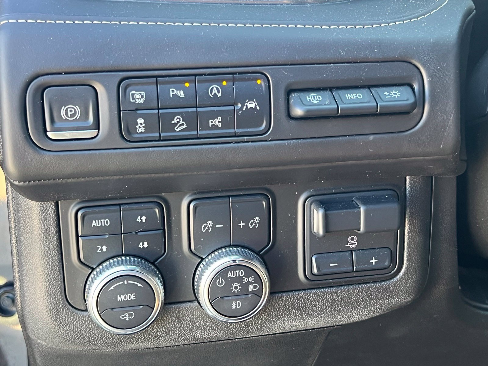 Used 2023 GMC Yukon Denali Ultimate AWD/4WD image 30