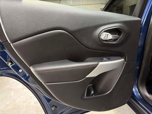 Used 2018 Jeep Cherokee Trailhawk image 14