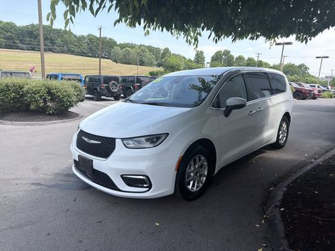 Used 2023 Chrysler Pacifica Touring-L FWD image 8