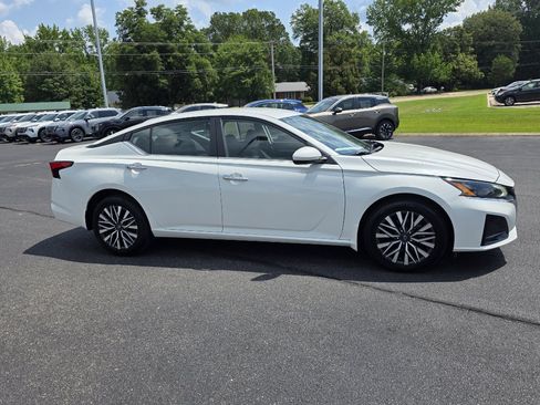 Used 2023 Nissan Altima 2.5 SV image 2