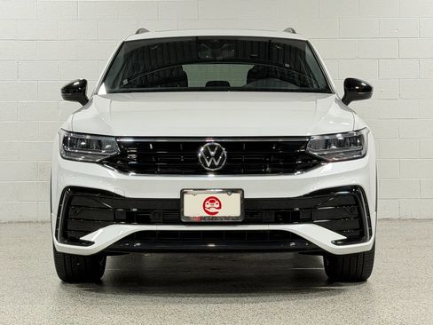 Used 2023 Volkswagen Tiguan SE R-Line AWD/4WD image 3
