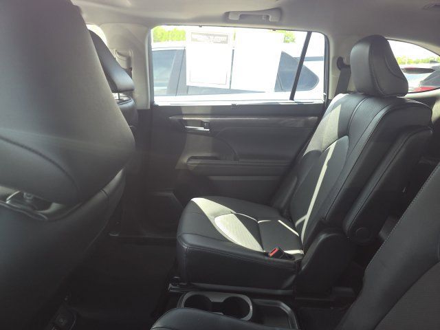 Used 2025 Toyota Highlander Limited FWD image 12