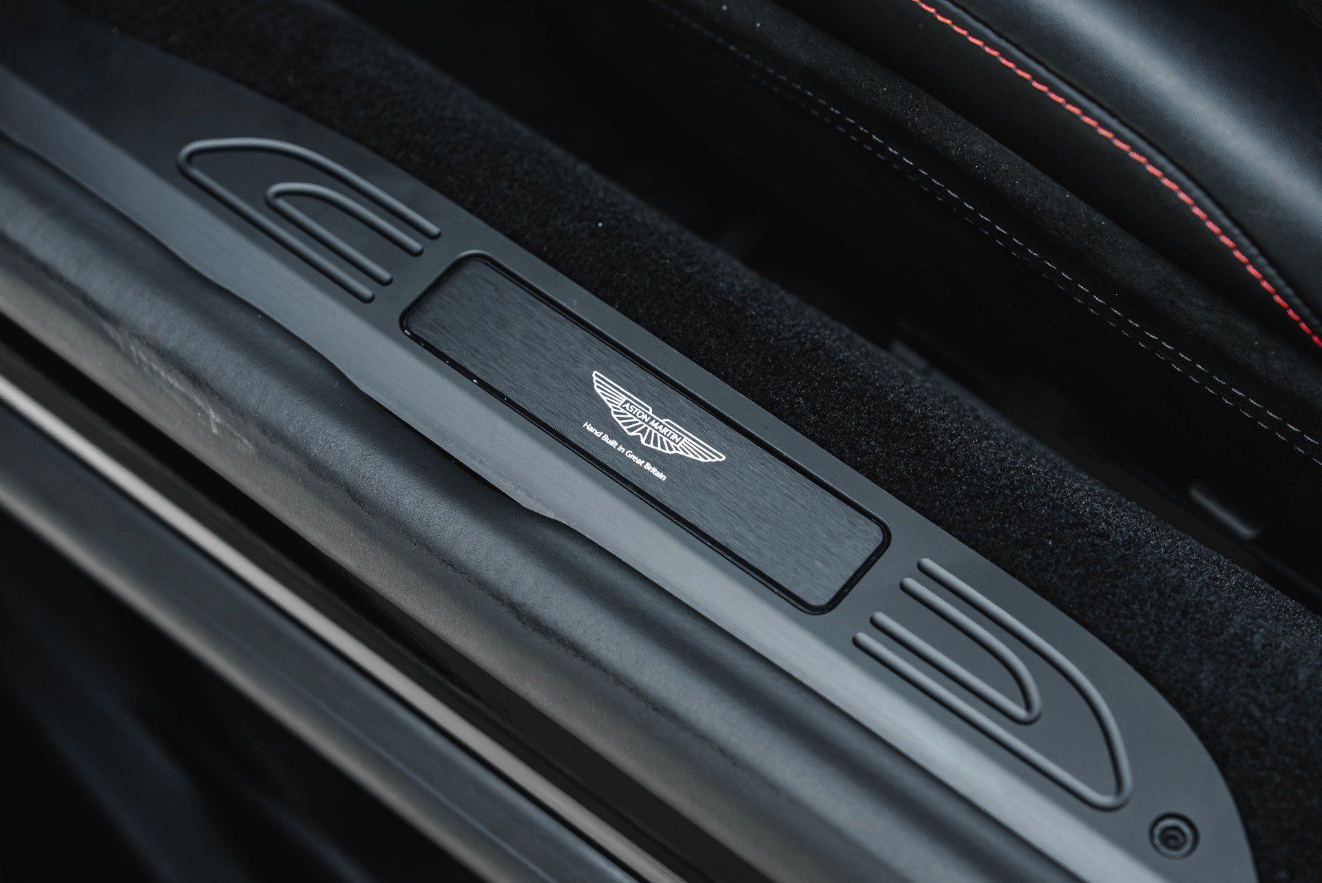 Used 2025 Aston Martin V8 Vantage Coupe RWD image 32