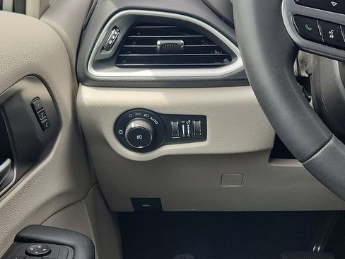 Used 2023 Chrysler Pacifica Touring-L FWD image 12