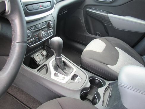 Used 2014 Jeep Cherokee Latitude w/ Comfort/Convenience Group FWD image 14