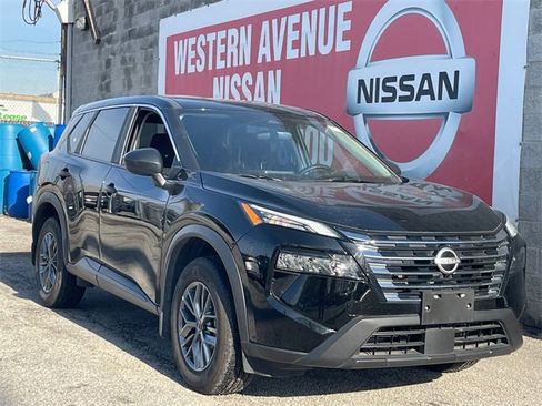 Used 2025 Nissan Rogue S image 2