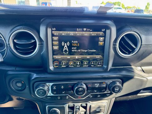 Used 2018 Jeep Wrangler Unlimited Sahara w/ Uconnect 4C Nav & Sound Group AWD/4WD image 17