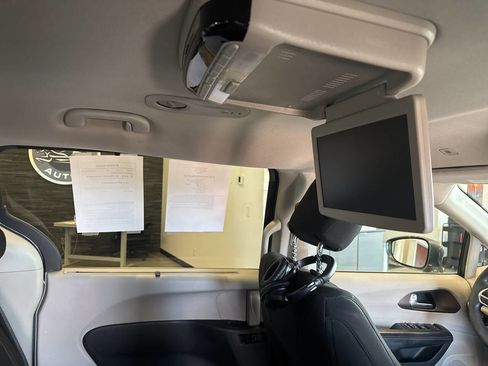 Used 2018 Chrysler Pacifica Touring Plus w/ Tire & Wheel Group image 21