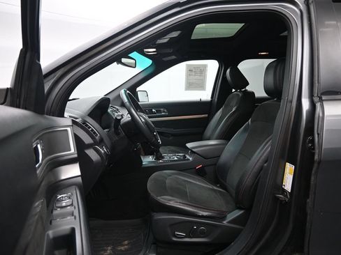 Used 2018 Ford Explorer XLT w/ Equipment Group 202A AWD/4WD image 18
