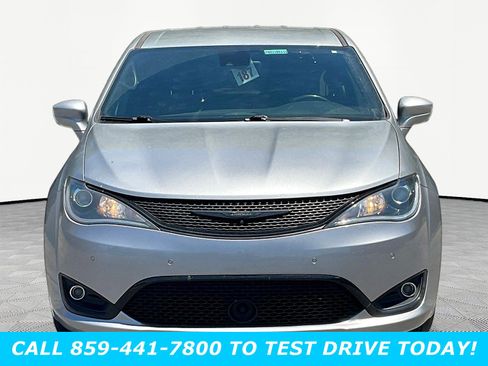 Used 2019 Chrysler Pacifica Touring Plus w/ Advanced Safetytec Group FWD image 2