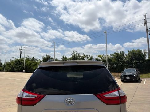 Used 2017 Toyota Sienna XLE FWD image 4