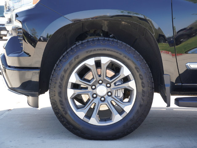 Used 2024 Chevrolet Silverado 1500 High Country w/ Technology Package AWD/4WD image 9