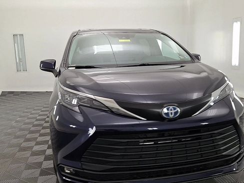 Used 2025 Toyota Sienna XLE AWD/4WD image 7