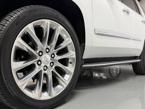 Used 2020 Cadillac Escalade Luxury image 18