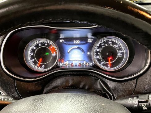 Used 2019 Jeep Cherokee Limited image 25