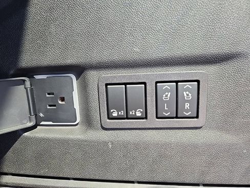 Used 2024 GMC Yukon XL Denali AWD/4WD image 55