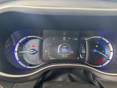 Used 2024 Chrysler Pacifica Limited FWD image 10