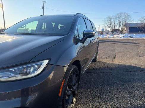 Used 2022 Chrysler Pacifica Limited AWD/4WD image 14