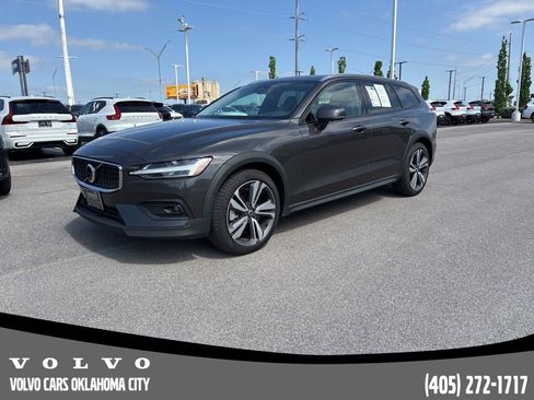 Used 2025 Volvo V60 B5 Cross Country Plus image 1