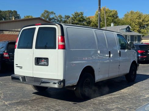 Used 2011 Chevrolet Express 2500 Van 3D image 5