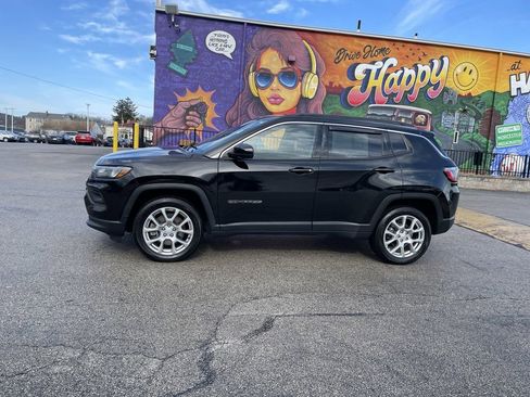 Used 2023 Jeep Compass Latitude AWD/4WD image 2