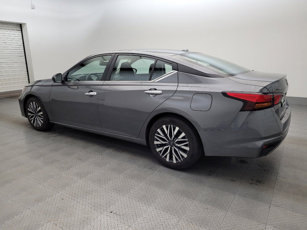 Used 2025 Nissan Altima 2.5 SV FWD image 3