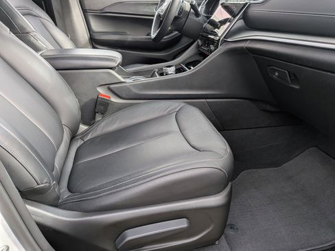 Used 2023 Jeep Grand Cherokee Altitude image 34