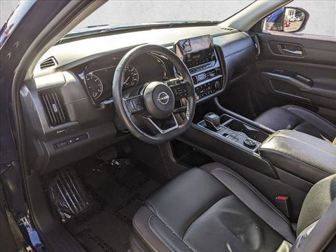 Used 2025 Nissan Pathfinder SL image 10