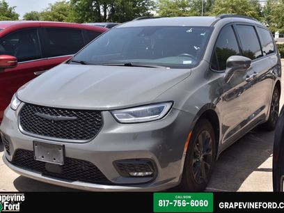 Used 2021 Chrysler Pacifica Touring-L w/ Uconnect Theater Family Group