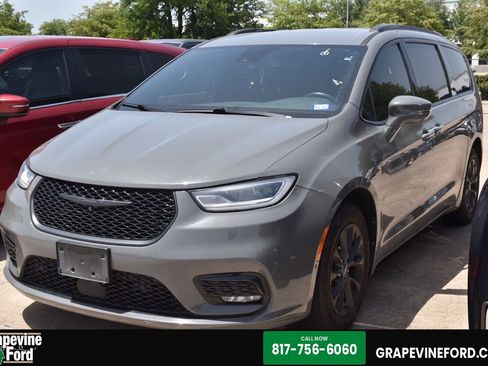 Used 2021 Chrysler Pacifica Touring-L w/ Uconnect Theater Family Group FWD image 1