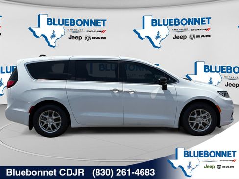 New 2026 Chrysler Pacifica Select FWD image 4