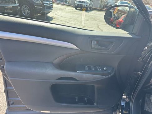 Used 2017 Toyota Highlander LE w/ Carpet Mat Package image 12