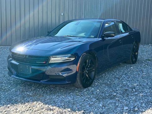 Used 2017 Dodge Charger SE w/ Blacktop Package image 2