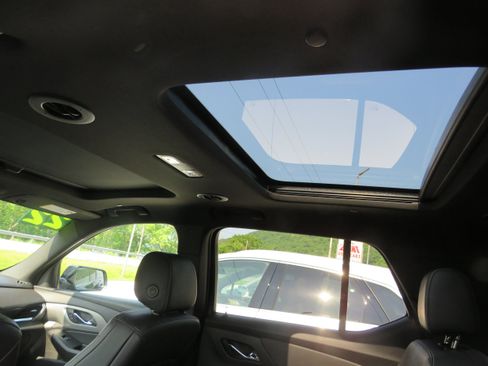 Used 2022 Chevrolet Traverse LT w/ LT Premium Package image 11