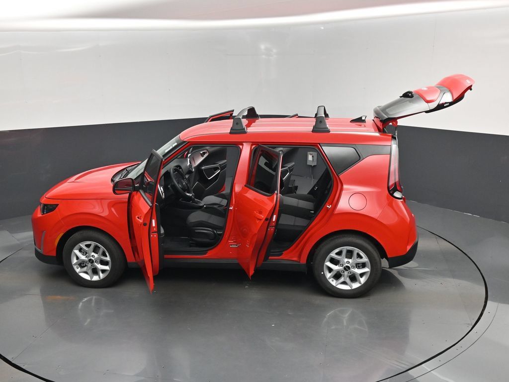 Used 2025 Kia Soul LX w/ LX Technology Package FWD image 17