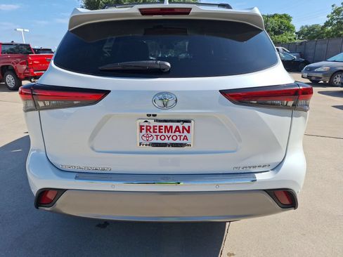 Used 2023 Toyota Highlander Platinum FWD image 5