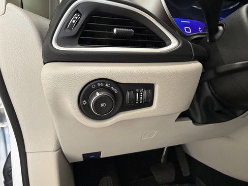 Used 2024 Chrysler Pacifica Touring-L FWD image 21