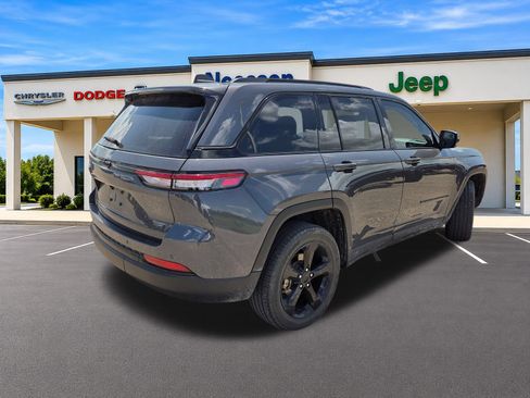 Used 2024 Jeep Grand Cherokee Altitude RWD image 10