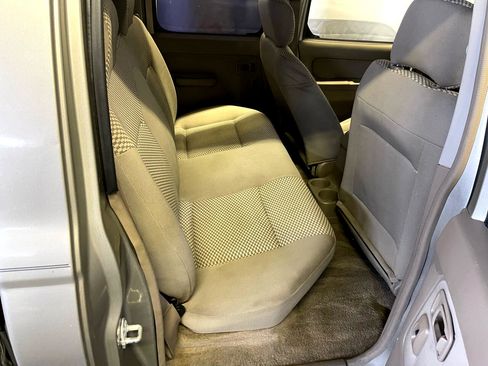 Used 2001 Nissan Frontier SE image 15