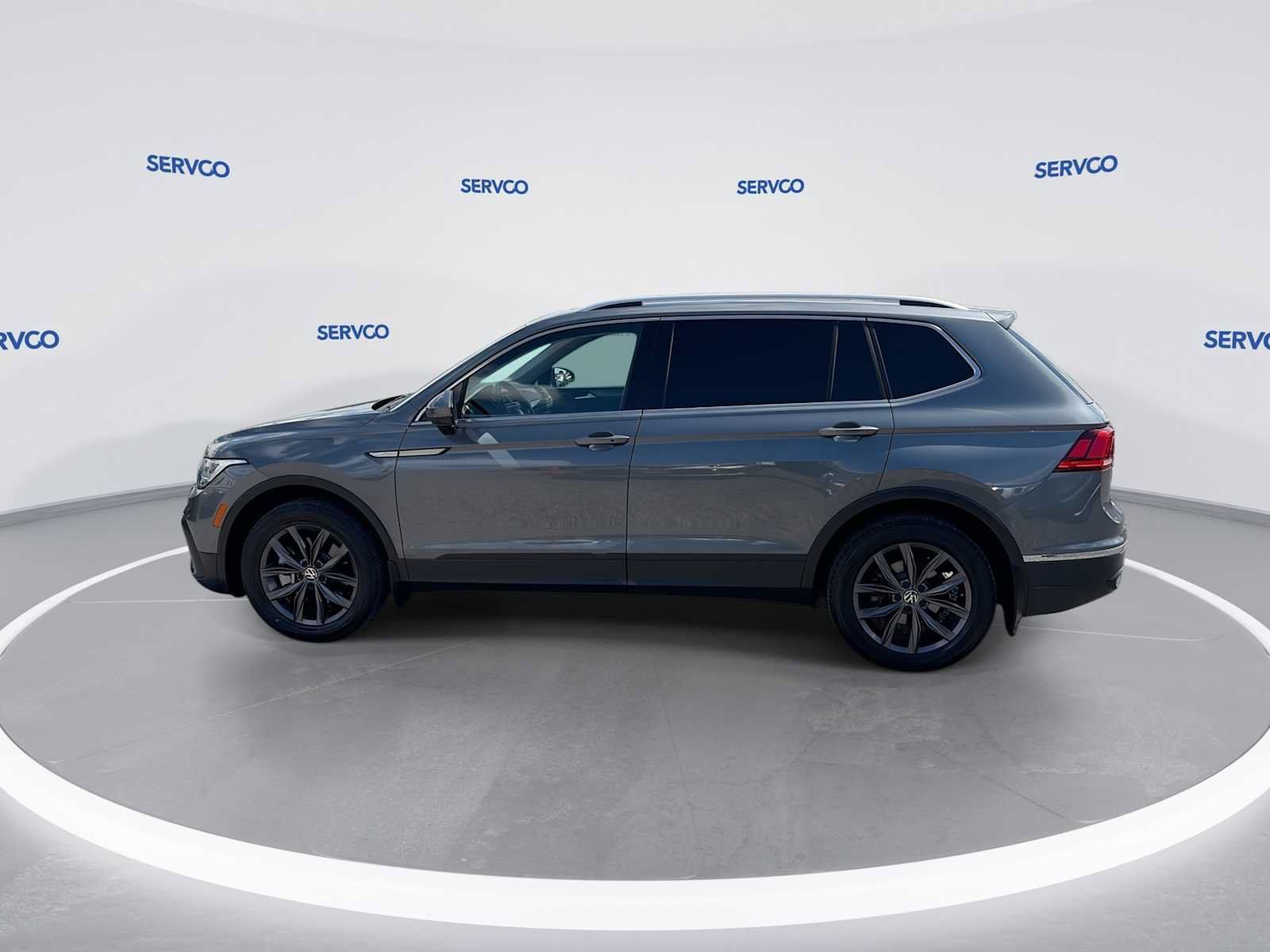 Used 2023 Volkswagen Tiguan SE w/ Panoramic Sunroof Package FWD image 5