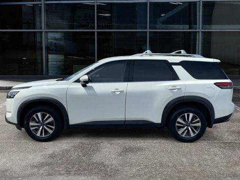 Certified 2023 Nissan Pathfinder SL w/ Black Appearance Package FWD image 6
